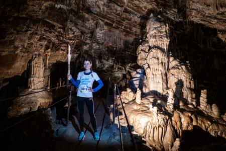 Olimpijska bakla in Maruša Mišmaš med kapniki Velike dvorane, foto Peter Zakrajšek